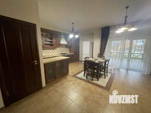 Таунхаус 200м&sup2;, 3-этажный, участок 1 сот.  